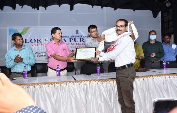 Asit Dutta receiving Lok Seva Award