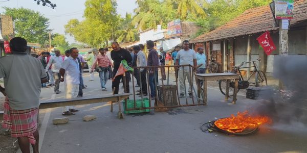 নন্দীগ্রামে সমবায় ভোট বন্ধের নোটিশে উত্তেজনা, টায়ার জ্বালিয়ে পথ অবরোধ