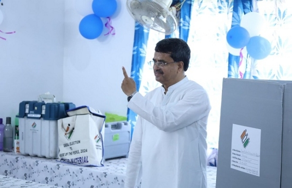 CM Manik Saha cast his vote in Agartala