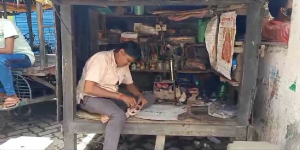 উচ্চশিক্ষা অর্জন করেও জীবিকা নির্বাহে জুতো সেলাই, সংগ্রামী সুভাষচন্দ্র দাসের কাহিনী