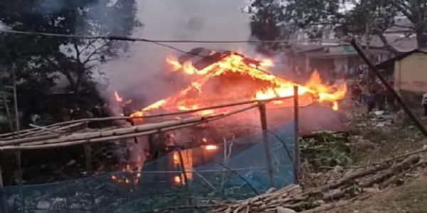 আগুনে ভস্মীভূত মিষ্টির দোকান, অল্পতে রক্ষা পেল বিলোনিয়ার ভিতর বাজার