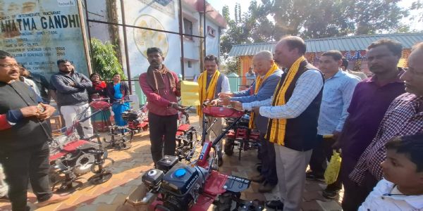 সাতচাঁদ ব্লকের বিভিন্ন পঞ্চায়েতের কৃষকদের মধ্যে কৃষি সরঞ্জাম বিতরণ