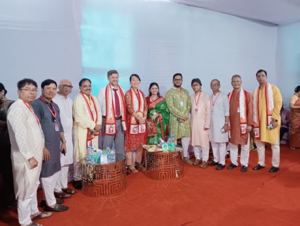 গুলশান-বনানী সর্বজনীন পূজা কমিটির সঙ্গে সস্ত্ৰীক অস্ট্রেলিয়ান হাই কমিশনার ক্লিনটন পোবকে গুলশান-বনানী সর্বজনীন পূজা কমিটির সঙ্গে সস্ত্ৰীক অস্ট্রেলিয়ান হাই কমিশনার ক্লিনটন পোবকে