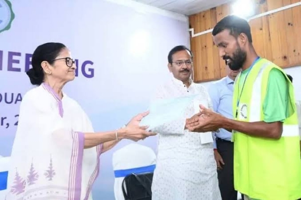 বিপর্যয় মোকাবিলায় কাজ করা ৮ জনকে পুরস্কৃত করলেন মুখ্যমন্ত্রী