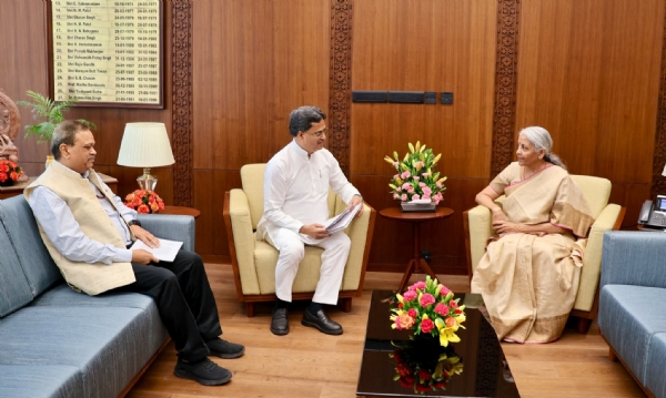 কেন্দ্রীয় অর্থমন্ত্রীর সাথে মুখ্যমন্ত্রী
