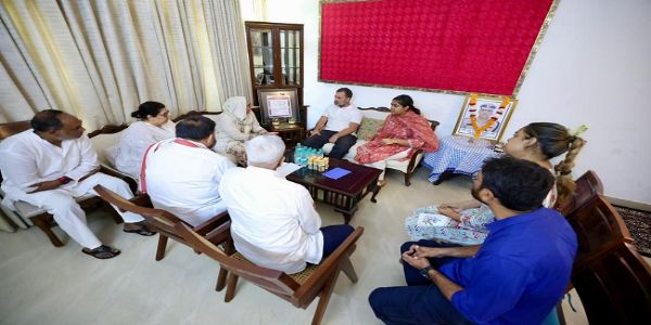 (আপডেট) প্রয়াত পূরণ কুমারের পরিবারের সঙ্গে দেখা করে সমবেদনা জ্ঞাপন রাহুলের