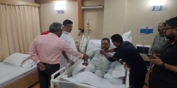 শমীককে দেখতে হাসপাতালে শুভেন্দু, সাংসদের আরোগ্য কামনা বিরোধী দলনেতার