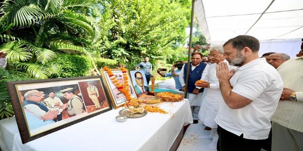 প্রয়াত পূরণ কুমারের বাসভবনে গিয়ে শ্রদ্ধাজ্ঞাপন রাহুল গান্ধীর