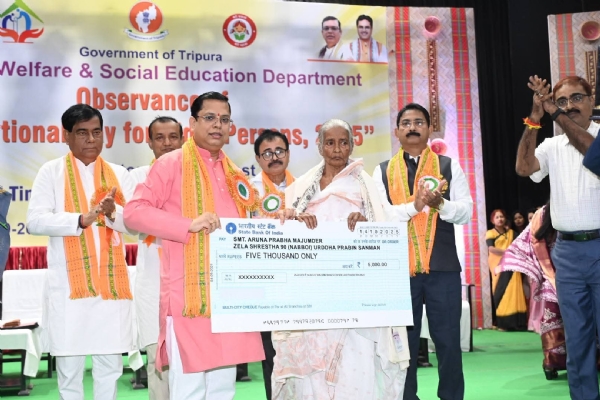 প্রবীণদের সম্মাননা দিলেন মন্ত্রী টিংকু রায়