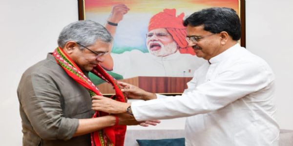 মুখ্যমন্ত্রীর দিল্লি সফর : আগরতলা-গুয়াহাটি বন্দে ভারত ট্রেন চালুর দাবি