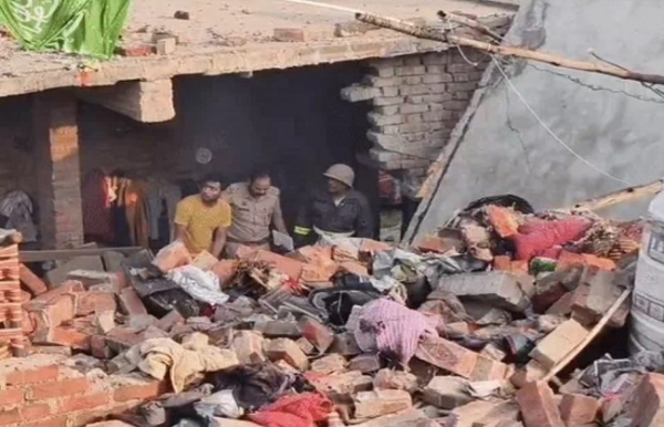 সুলতানপুরে আতশবাজি কারখানায় বিস্ফোরণ