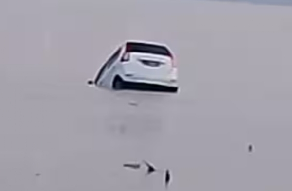 নিমতলা ঘাটের কাছে দুর্ঘটনা; গাড়ি পড়ল জলে, আহত ৩