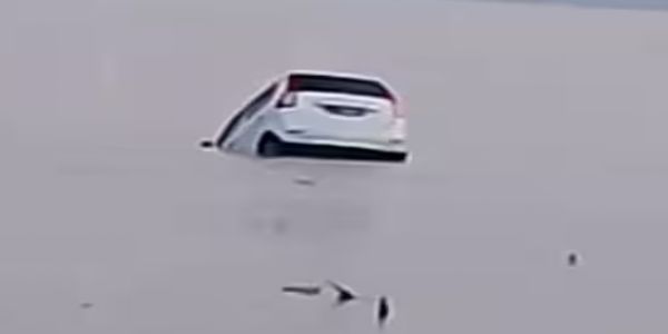 নিমতলা ঘাটের কাছে দুর্ঘটনা; গাড়ি পড়ল জলে, আহত ৩