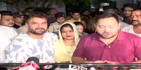 সস্ত্রীক আরজেডি-তে যোগ দিলেন খেসারী লাল যাদব, স্বাগত তেজস্বীর