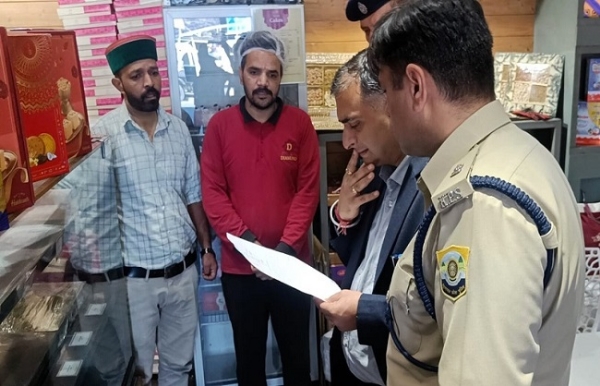 শিমলা : ৩৩ কেজি পচা মিষ্টি, দীপাবলির আগে হঠাৎ অভিযান মিষ্টির দোকানে