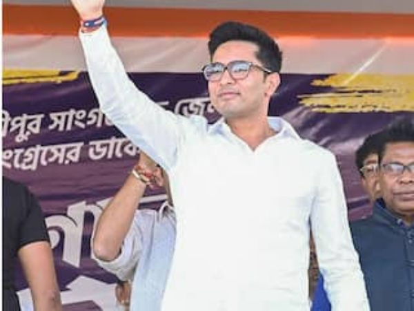 অভিষেকের ডিজিটাল যুদ্ধ
