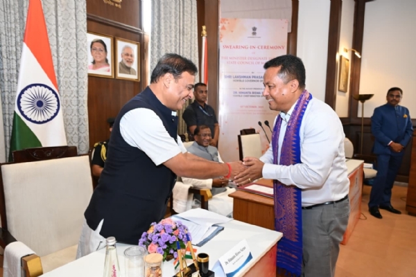 মুখ্যমন্ত্রীর সঙ্গে শুভেচ্ছা বিনিময় চরণ বড়োর