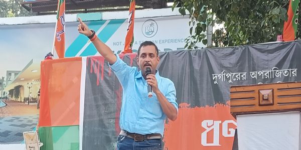 ধর্ষণকাণ্ডের জেরে মহিলাদের অস্ত্র নিয়ে বেরোনোর পরামর্শ বিজেপি নেত্রী চন্দনা ও কাউন্সিলর সজলের