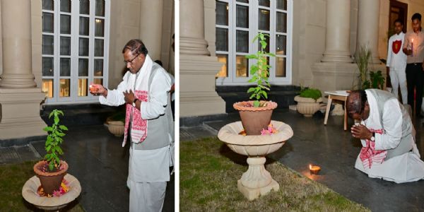 ‘কাতি বিহু’ উপলক্ষ্যে রাজভবনে তুলসীমঞ্চে প্রদীপ প্রজ্বলন রাজ্যপাল আচার্যের, অসমবাসীকে জানিয়েছেন উষ্ণ শুভেচ্ছা