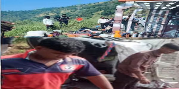 মহারাষ্ট্রের নন্দুরবারের চন্দ্রশৈলী ঘাটে গাড়ি উল্টে মৃত ৮ ,আহত ২০