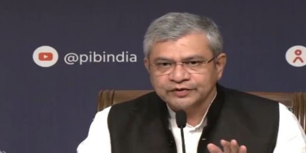 এই বছর আমেরিকায় স্মার্টফোন রপ্তানিতে প্রতিবেশীকে ছাড়িয়ে গেছে ভারত : অশ্বিনী বৈষ্ণব