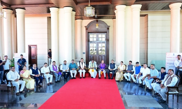 এক ফ্রেমে রাজ্যপাল, মুখ্যমন্ত্রী, হাগ্রামা মহিলারি সহ উপস্থিত সকল মন্ত্রীগণ