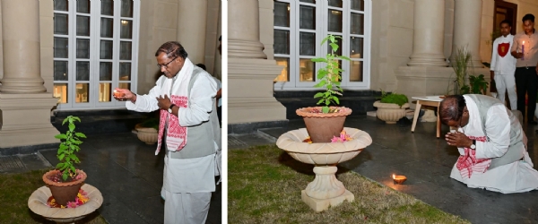 ‘কাতি বিহু’ উপলক্ষ্যে রাজভবনে তুলসীমঞ্চে প্রদীপ প্রজ্বলন রাজ্যপাল আচার্যের