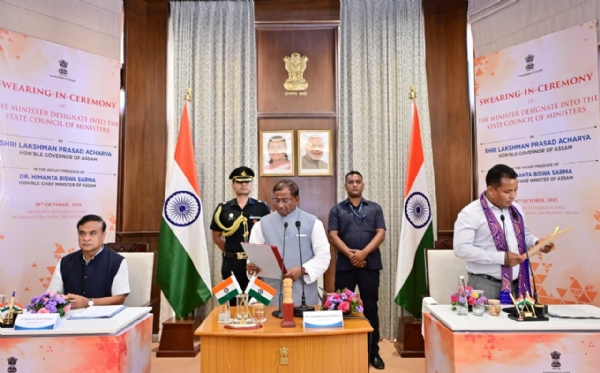 চরণ বড়োকে মন্ত্রী হিসেবে পদ ও গোপনীয়তার শপথ পাঠ করাচ্ছেন রাজ্যপাল লক্ষ্মণপ্রসাদ আচার্য