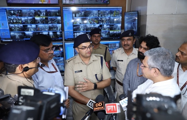 নয়াদিল্লি স্টেশনে হাজির রেলমন্ত্রী, কথা বললেন যাত্রীদের সঙ্গে