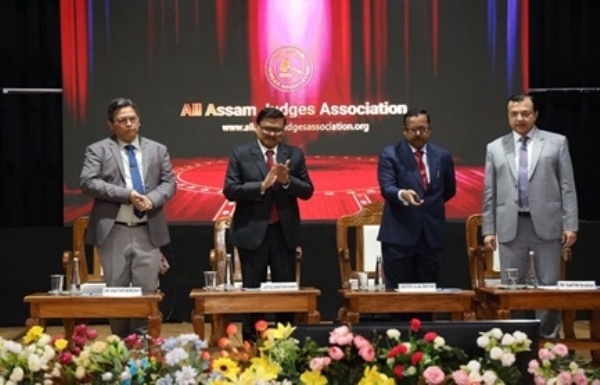 ওয়েবসাইট উদ্বোধন করছেন সুপ্রিমকোর্টের জাস্টিস উজ্জ্বল ভুইয়াঁ