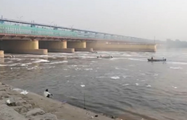 যমুনার জলের অবস্থা খারাপই, কালিন্দী কুঞ্জে ভেসে বেড়াচ্ছে বিষাক্ত ফেনা