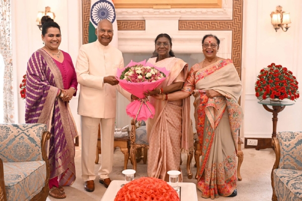 দীপাবলিতে রাষ্ট্রপতি দ্রৌপদী মুর্মুর সঙ্গে সপরিবারে সাক্ষাৎ প্রাক্তন রাষ্ট্রপতি কোবিন্দের