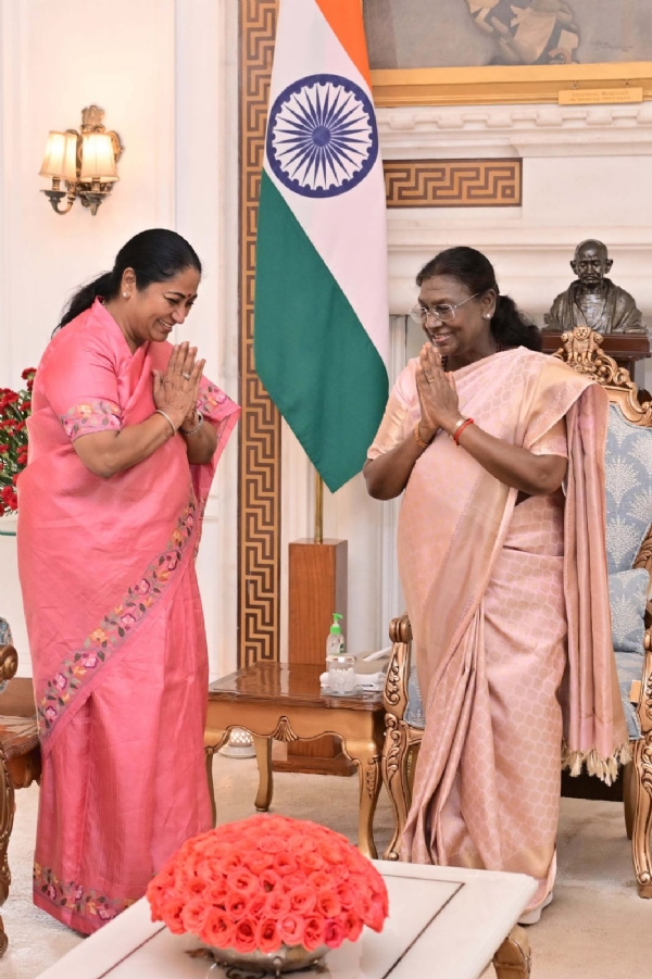 দীপাবলিতে রাষ্ট্রপতির সঙ্গে সাক্ষাৎ দিল্লির মুখ্যমন্ত্রীর