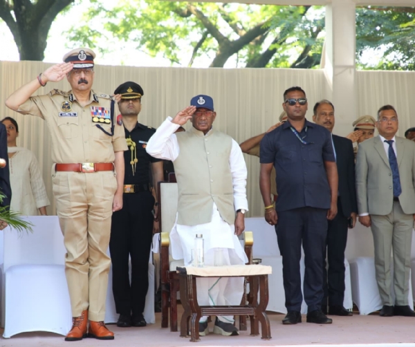 পুলিশ কর্মীদের স্যালুট রাজ্যপাল লক্ষ্মণপ্রসাদের