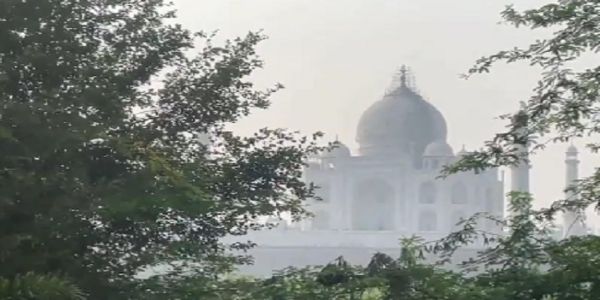 বায়ুদূষণের কবলে তাজনগরী! কুয়াশার আস্তরণে ঢাকা পড়ল তাজমহল