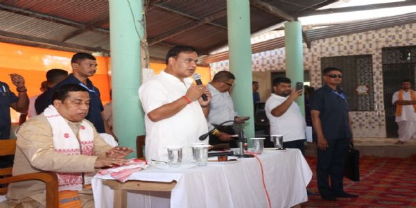 বাকসার লক্ষ্মীপুর ‘এ ব্লক’-এ মুখ্যমন্ত্রী, সংঘর্ষে আহতদের চিকিৎসা সহায়তার চেক প্রদান
