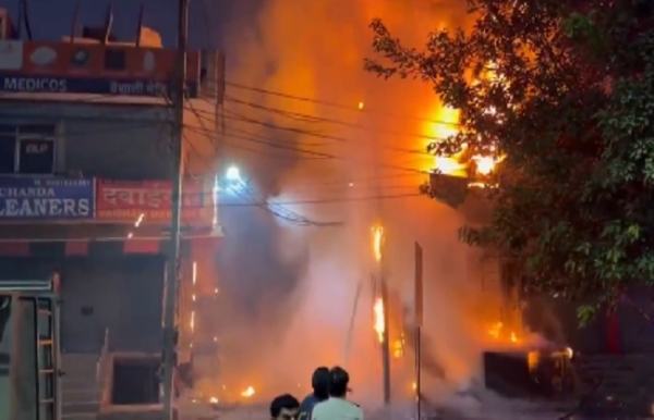 গুরুগ্রামে শোরুমে ভয়াবহ আগুন, ব্যাপক ক্ষয়ক্ষতির আশঙ্কা