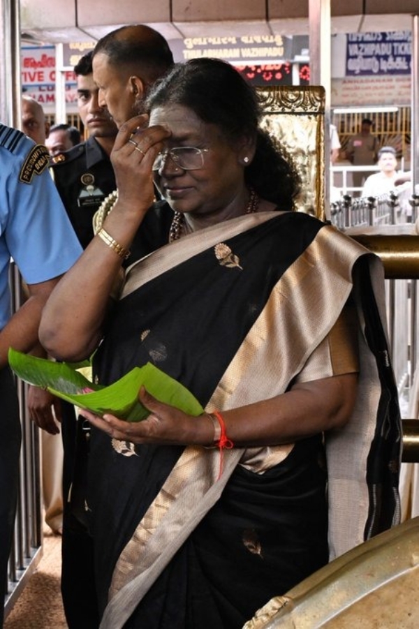 শবরীমালা মন্দির দর্শন ও আরতি করলেন রাষ্ট্রপতি