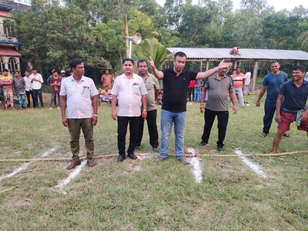ঢোলাহাটে পুলিশের উদ্যোগে ফুটবল প্রতিযোগিতার সূচনা