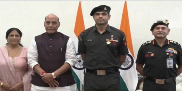 ভারতীয় সেনার লেফটেন্যান্ট কর্নেল পদে ভূষিত হলেন অলিম্পিক জয়ী নীরজ চোপড়া