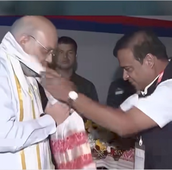 অমিত শাহকে গামোছা পরিয়ে সংবর্ধনা মুখ্যমন্ত্রী হিমন্তবিশ্ব শর্মার (ফাইল ফটো)