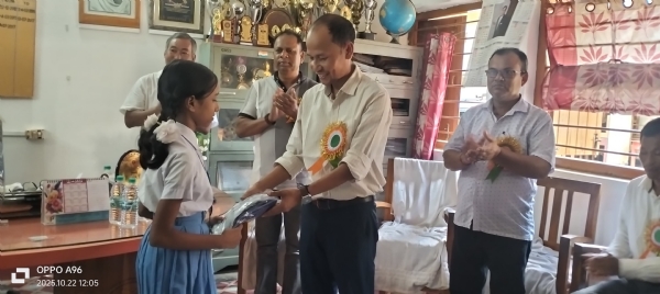 স্কুল ইউনিফর্ম বিতরণ