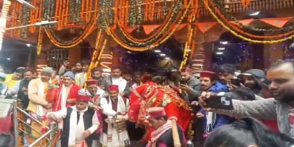 বৈদিক মন্ত্রোচ্চারণ ও আচার-অনুষ্ঠানের পর বন্ধ হয়ে গেল যমুনোত্রী ধামও