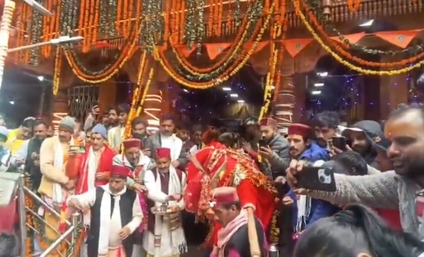বৈদিক মন্ত্রোচ্চারণ ও আচার-অনুষ্ঠানের পর বন্ধ হয়ে গেল যমুনোত্রী ধামও