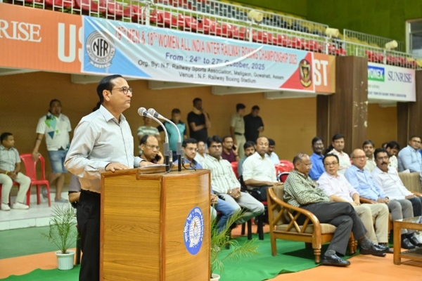 মহিলা অল ইন্ডিয়া ইন্টার-রেলওয়ে বক্সিং চ্যাম্পিয়নশিপ ২০২৫-এর সূচনা করে আয়োজিত অনুষ্ঠানে বক্তব্য পেশ করছেন এনএফ রেলের জিএম চেতনকুমার শ্রীবাস্তব মহিলা অল ইন্ডিয়া ইন্টার-রেলওয়ে বক্সিং চ্যাম্পিয়নশিপ ২০২৫-এর সূচনা করে আয়োজিত অনুষ্ঠানে বক্তব্য পেশ করছেন এনএফ রেলের জিএম চেতনকুমার শ্রীবাস্তব