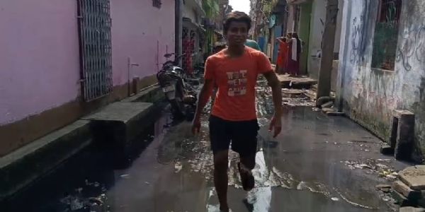 ছট পুজোর আগে জমা জল সরানো এবং রাস্তা সংস্কারের দাবিতে পথ অবরোধ, যানজট