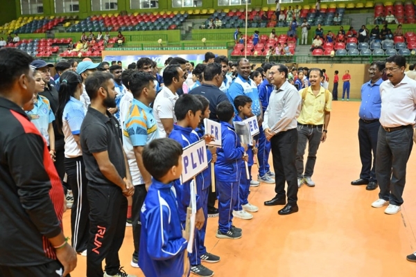 প্রতিযোগী বক্সারদের সঙ্গে পরিচিত হচ্ছেন এনএফ রেলের জিএম চেতনকুমার শ্রীবাস্তব প্রতিযোগী বক্সারদের সঙ্গে পরিচিত হচ্ছেন এনএফ রেলের জিএম চেতনকুমার শ্রীবাস্তব
