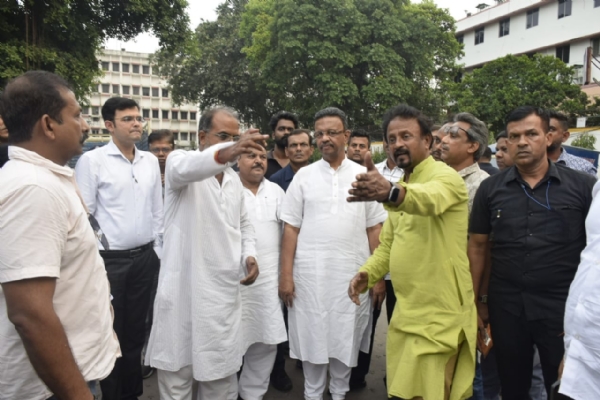মেয়র ফিরহাদ হাকিম গঙ্গার ঘাট পরিদর্শনে ও কমিশনার ধবল জৈন মেয়র ফিরহাদ হাকিম গঙ্গার ঘাট পরিদর্শনে ও কমিশনার ধবল জৈন