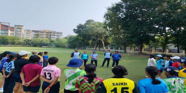 অনূর্ধ্ব - ১৫, মহিলা ক্রিকেটারদের অনুশীলনে তাদের উদ্বুদ্ধ করলেন ঝুলন গোস্বামী