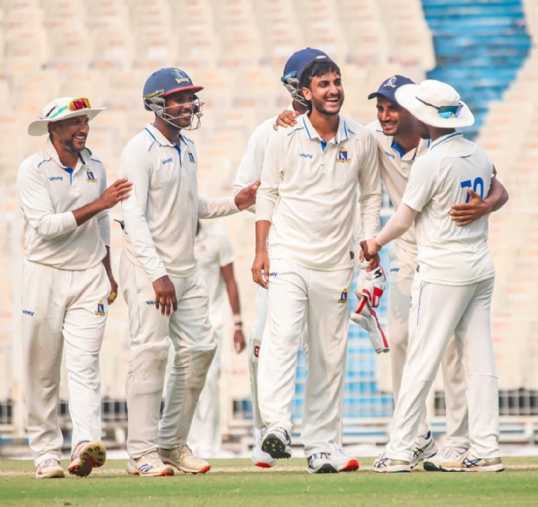 ইডেন গার্ডেন্সে বাংলার খেলোয়াড়রা উৎসাহিত ইডেন গার্ডেন্সে বাংলার খেলোয়াড়রা উৎসাহিত